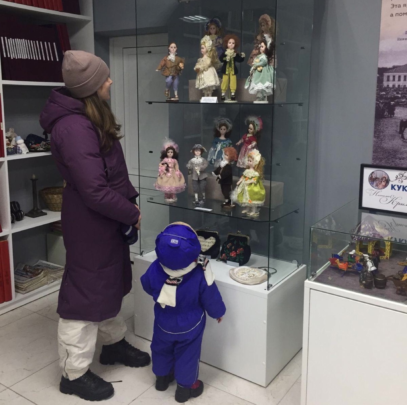 Выставка авторских кукол и театральных сумочек